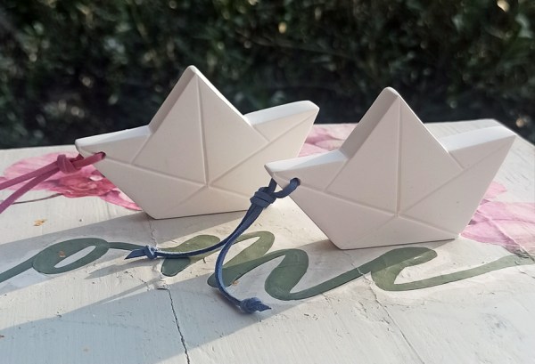 Λευκό καραβάκι οριγκάμι origami από χυτό υλικό για μπομπονιέρα