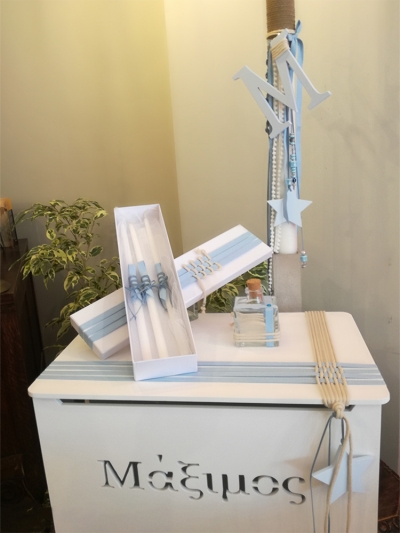 Κεριά, λαμπάδα και κουτί βάπτισης με λευκή και γαλάζια χειροποίητη διακόσμηση